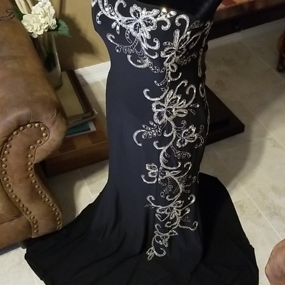 Beautiful and unique dress - Picture 3 of 8